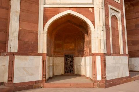 Corner section of arched arcade with lattice door at Humayuns Tomb in Delhi Stock Photos