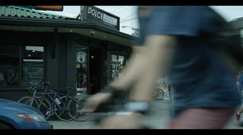 Corner store on busy street Vidéo 56980223