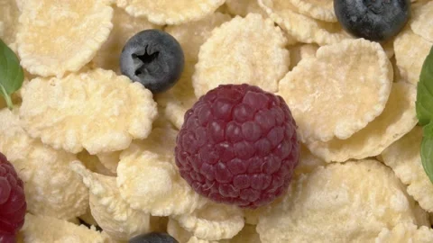 Cornflakes with berries close-up. Taste and benefit. Stockbeeldmateriaal 141794895