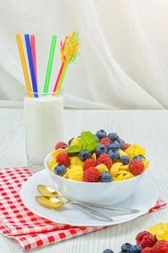 Cornflakes, breakfast of cornflakes and berries 库存照片