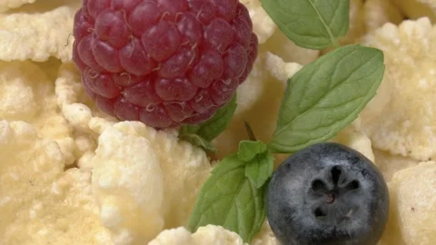 Cornflakes close-up. Fresh berries and mint for breakfast. Видео 141792932