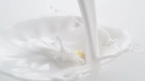 Cornflakes falling into the flowing milk Vidéo 171887682