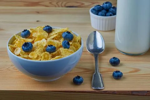 Cornflakes with milk for breakfast. Foto stock