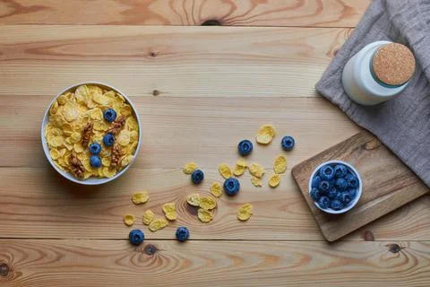 Cornflakes with milk for breakfast. Foto stock