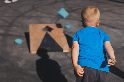 Cornhole game set, process of throwing bean bags, kids children tossing bea.. Foto stock