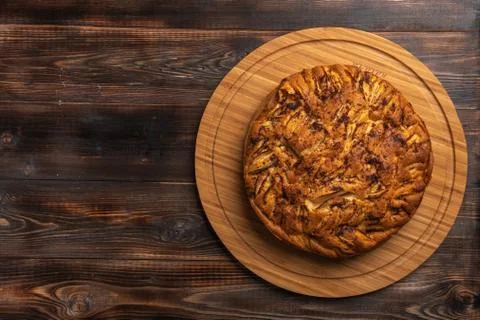 Cornish apple pie top view on rustic style wooden board. Copy space for your Foto stock