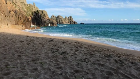 Cornish Sandy Beach with Ocean Waves and Turquoise Seas Vídeos de archivo 112735885