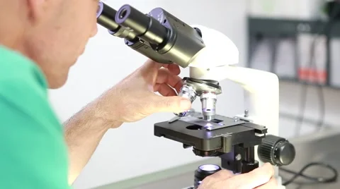 Corona Scientist looks into microscope Vidéo 62828925