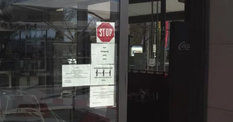 Corona Storefront Notice Sign Empty Street Reflection Mar 2020 動画素材 331664273