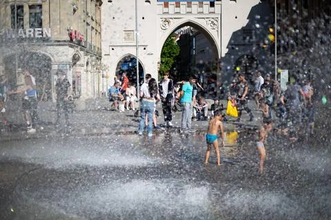 Corona und Hitze in München Während in ganz Europa Hitzerekorde gebrochen . Stock Photos
