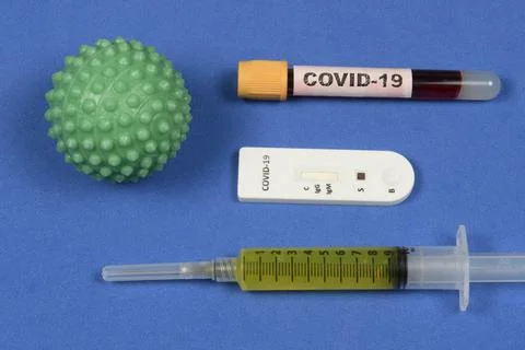 Coronavirus and elements that represent and the vaccine Stock-Fotos
