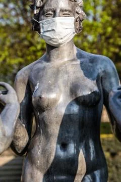 Coronavirus - the contaminated statue Foto stock