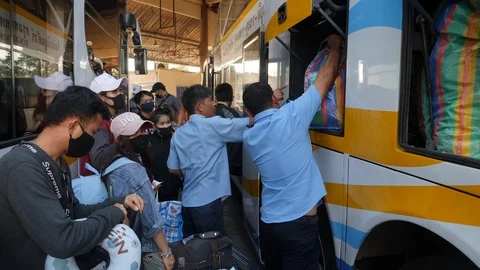 Coronavirus - Crowds Leave Bangkok Loading Bus 스톡 동영상 127294636