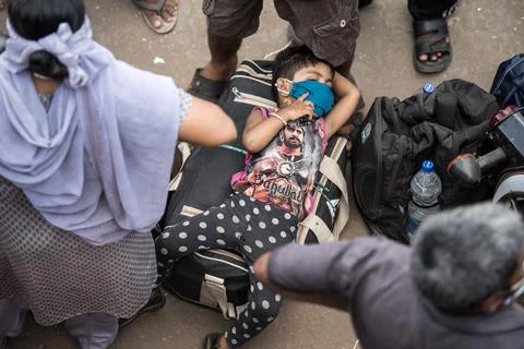 Coronavirus India lockdown - Migrant workers Fotos de archivo