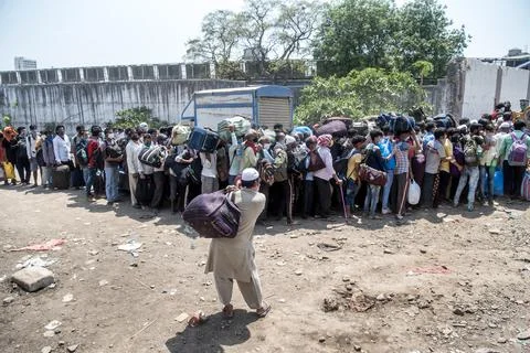 Coronavirus India lockdown - Migrant workers Fotos de archivo