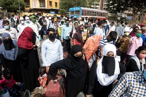 Coronavirus India lockdown - Migrant workers Fotos de archivo