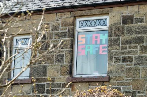 Coronavirus lockdown message in window STAY SAFE Stock-Fotos