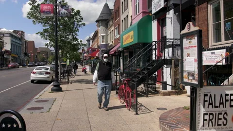 Coronavirus Man in Mask Walks on Empty Street NW DC COVID-19 4K 스톡 동영상 130591597