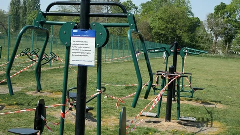 Coronavirus Outdoor Exercise Facilities Closed In London Park with Sign 2 Vidéo 129782735