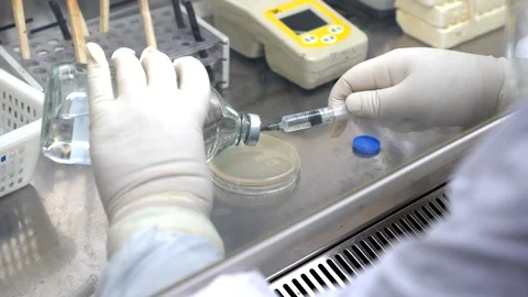Coronavirus scientist makes tests in the laboratory Vídeo Stock 128350755