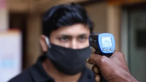 Coronavirus screening using infrared thermometer gun. Video stock 129522135