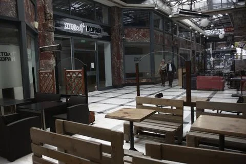 Coronavirus shutdowns in Greece to include coffee shops, bars, museums and resta Foto stock