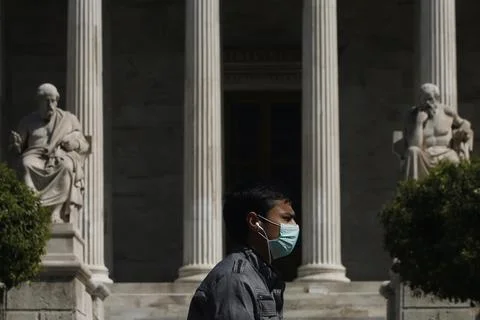 Coronavirus shutdowns in Greece to include coffee shops, bars, museums and resta Foto stock