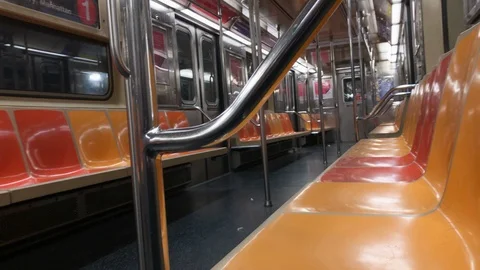 Coronavirus shuts down Broadway. Emty Subway during Rush Hour. Vidéo 126558083