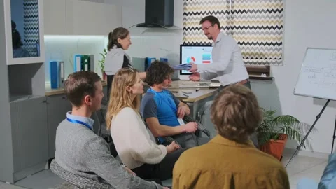 Corporate coach distributing tablets during seminar Vídeo Stock 316211514