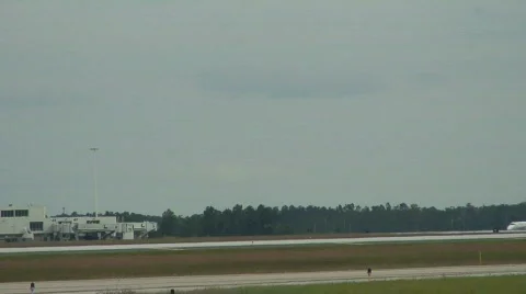 Corporate jet rolls through frame Vídeo Stock 112627