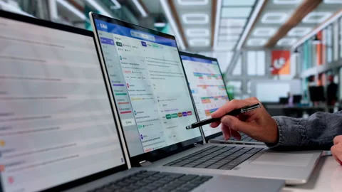 Corporate Manager Reviewing Email Platform Solutions Vídeos de archivo 336793986