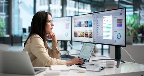 Corporate Trainer Analyzes Employee Progress Charts Using Laptop For Developm 스톡 사진