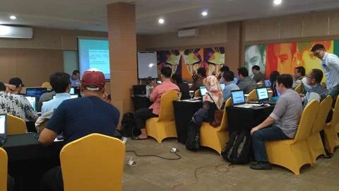Corporate Training Session with Participants Using Laptops Foto stock