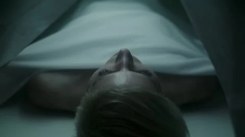 Corpse Lying on the table Vídeo Stock 259834150