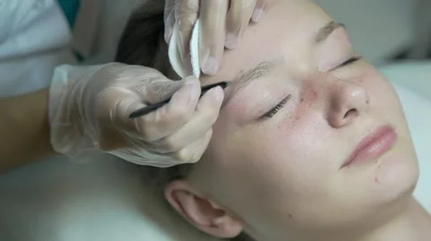 Correction of eyebrows in a beauty salon Stock Footage 66541244