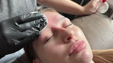 Correction of a shape of eyebrows with hot wax. Brow master applying wax on the Stock-Footage 280373343