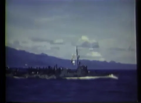 CORREGIDOR, PHILIPPINES - 1945: Assault — crew line a destroyer deck 库存影片 343119859