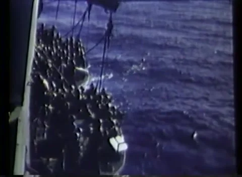 CORREGIDOR, PHILIPPINES - 1945: troops ride a landing craft 库存影片 343119873