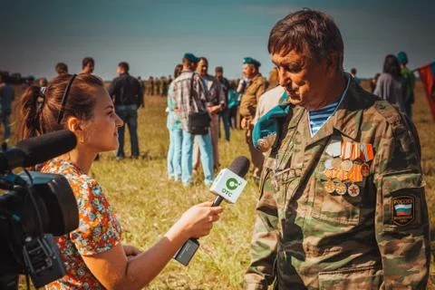 The correspondent interviews the veteran 写真素材