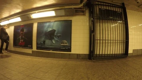 Corridor and turnstiles inside New York City Subway on Manhattan 库存影片 77338013
