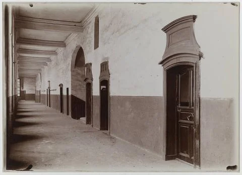 Corridor of the former barracks of CÃ lestinians, 4th arrondissement, Pari.. 스톡 사진