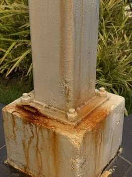 Corrosion on steel column base with rust stains 库存照片