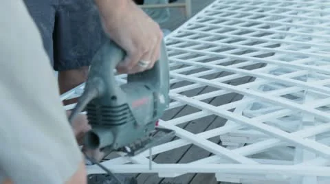 Cortando madera con una serrucho electrica Stock Footage 11854807