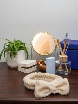 Cosmetic vanity workspace with aroma diffuser mirror and lifestyle accessorie Foto stock