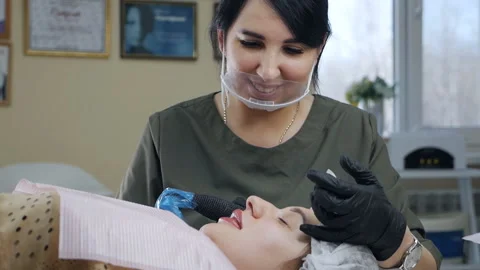 Cosmetologist applies permanent makeup to eyebrows in a beauty salon. Permanent Stock-Footage 167283785