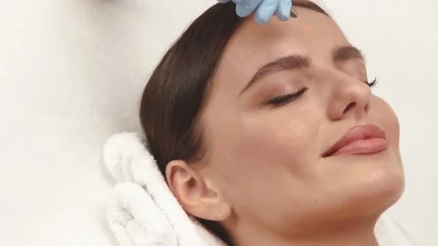 Cosmetologist arm using erbium laser on woman face Stock-Footage 143163439