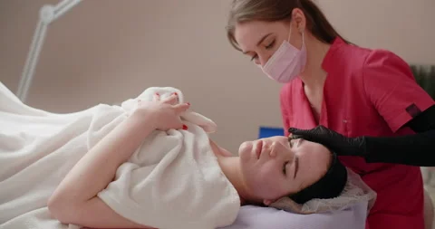 Cosmetologist does injections to the woman's face, rejuvenating beauty Stock Footage 170784572