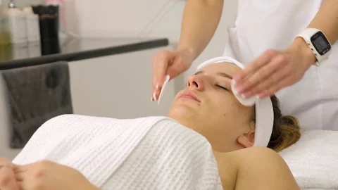 Cosmetologist is doing Face peeling mask, spa beauty treatment for young girl. Video stock 84178588