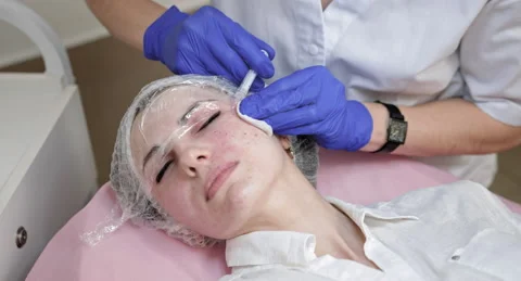 Cosmetologist doing injections on the face and mouth area of female client. Skin Video stock 154622672