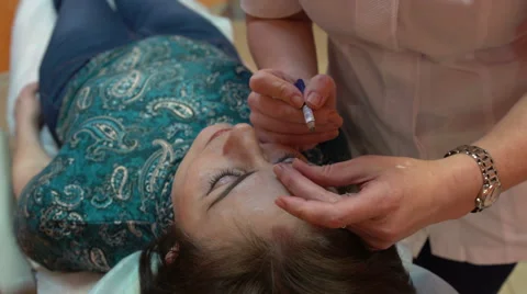 Cosmetologist draws eyebrows Stock Footage 62326884